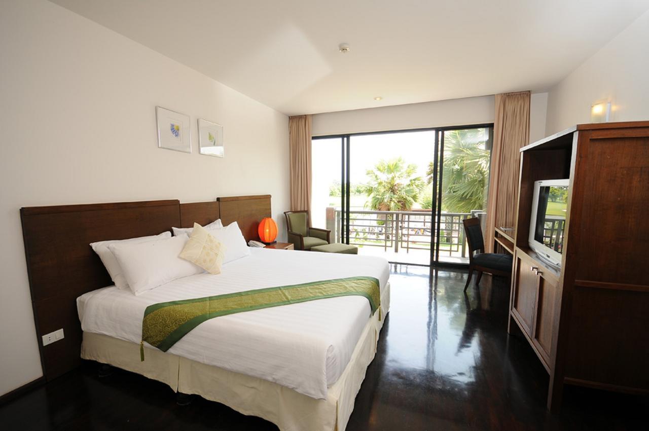Suwan Golf & Country Club Guest House Nakhon Chai Si Exterior photo