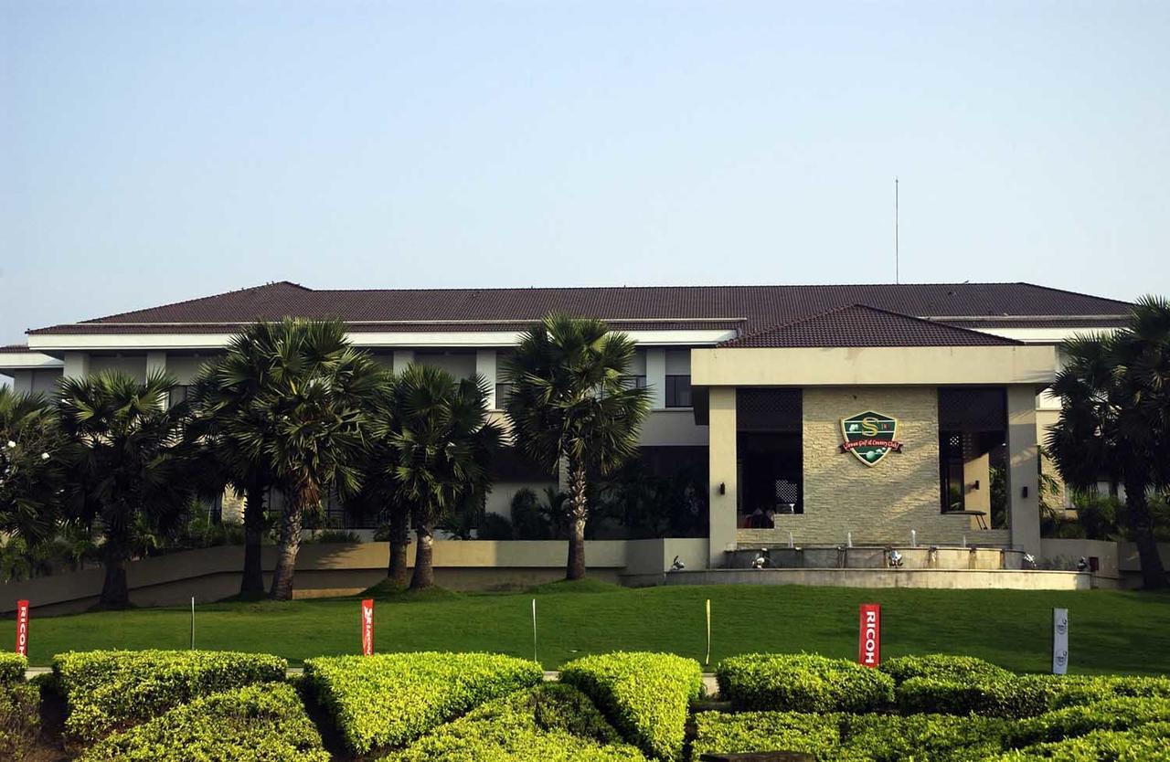 Suwan Golf & Country Club Guest House Nakhon Chai Si Exterior photo