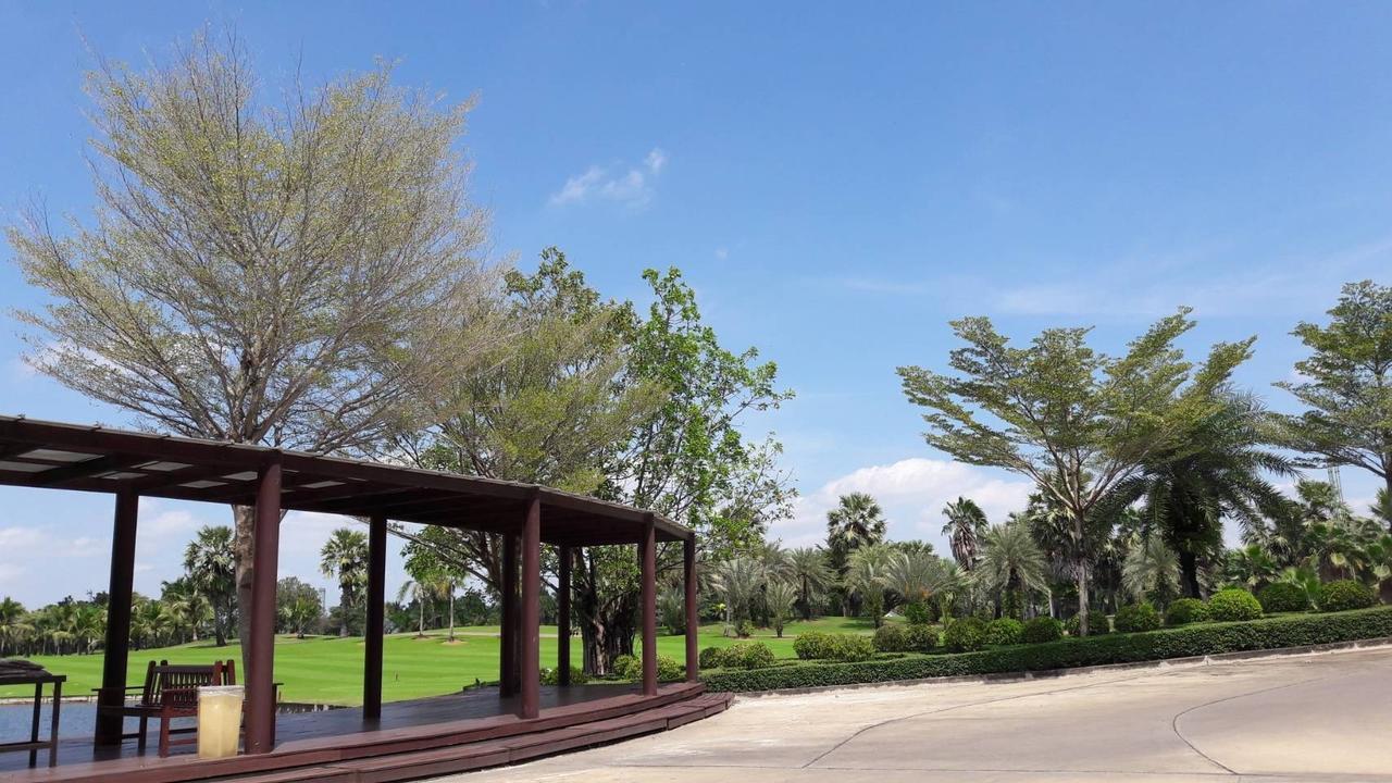 Suwan Golf & Country Club Guest House Nakhon Chai Si Exterior photo